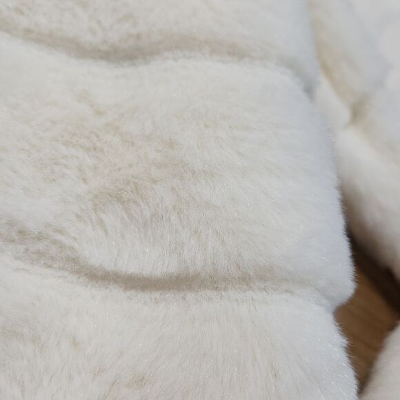 🔥NWT Rue21 Cream Faux Fur Long Sleeve Sweater Large - Picture 6 of 8